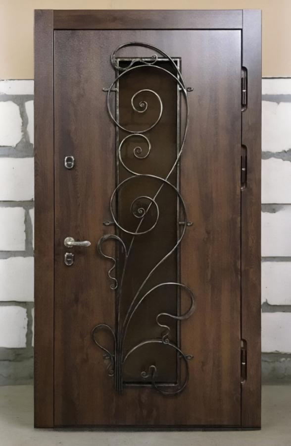 Дверь узорчатой ковкой