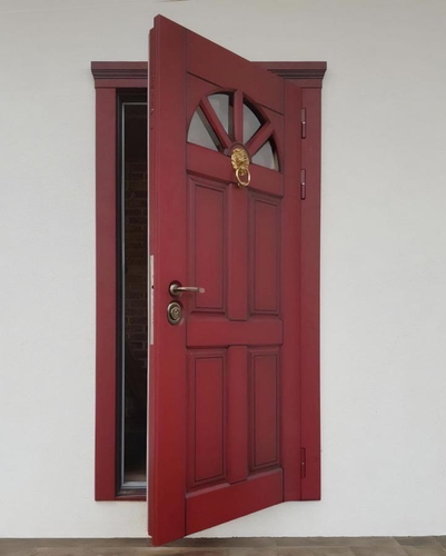 Красная дверь с кнокером