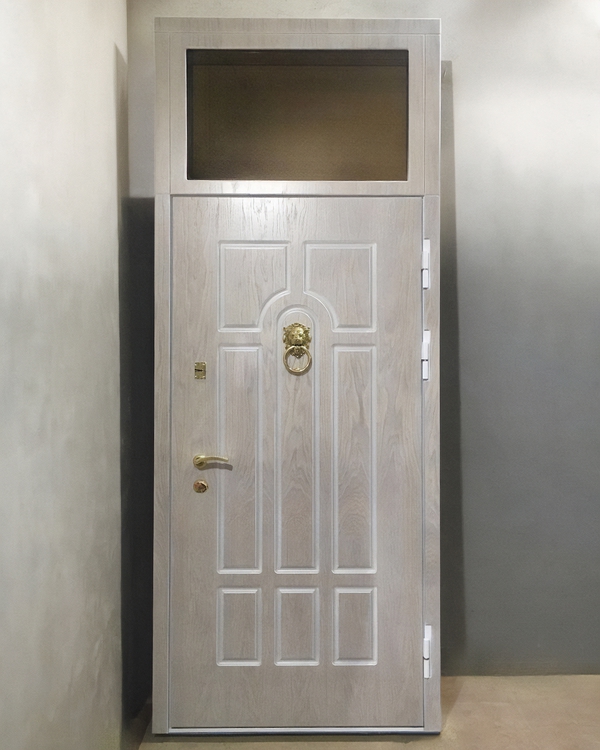 С остекленной фрамугой и кнокером