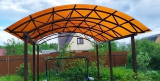 Навес из поликарбоната арочный для зоны отдыха