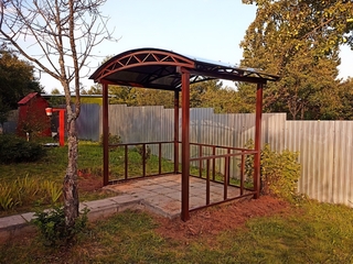 Арочный навес с крышей из поликарбоната для зоны отдыха