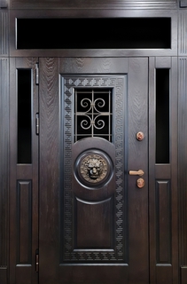 Входная термодверь с остекленными вставками и чеканкой «львиная голова» (МДФ шпон)