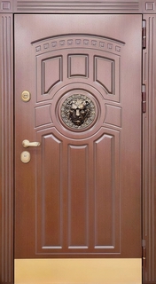 Стальная термодверь МДФ с чеканкой «львиная голова» и отбойником из латуни Стальная термодверь МДФ с чеканкой «львиная голова» и отбойником из латуни