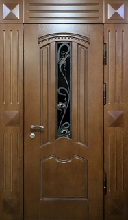 Входная термодверь с широкими наличниками, узким стеклом и ковкой (отделка МДФ) Входная термодверь с широкими наличниками, узким стеклом и ковкой (отделка МДФ)